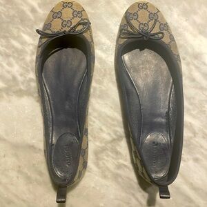 Gucci Navy GG logo flats Size 40 1/2